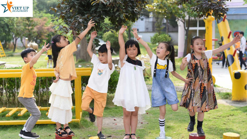 Bố mẹ cần làm gì để giúp trẻ hoà nhập khi có bạn mới