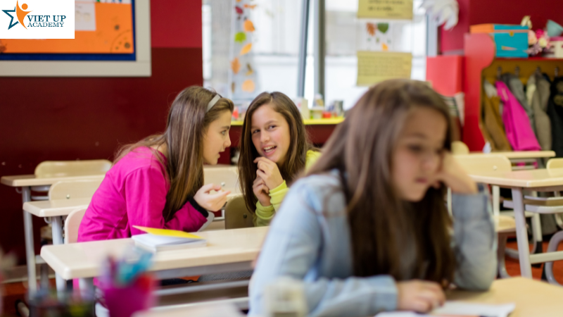 Kỹ năng xử lý khi bị bạn bè trêu chọc hoặc bắt nạt giúp trẻ tự tin bảo vệ bản thân