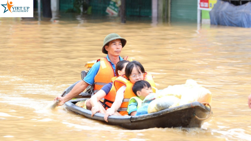 Trẻ nên làm gì khi nước lũ bất ngờ dâng lên