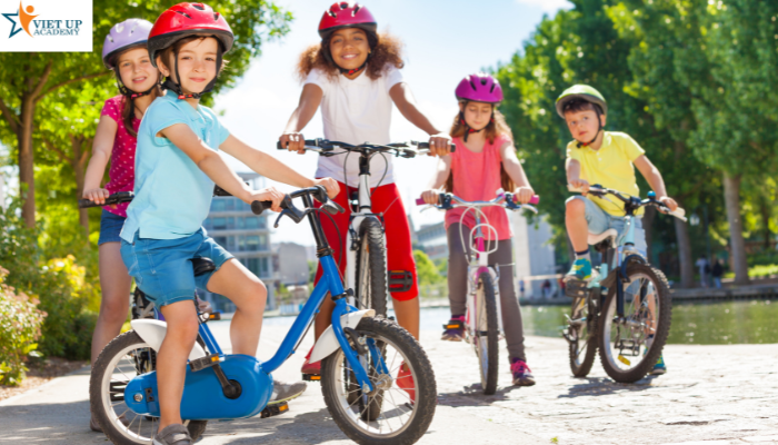 Vì sao đi xe đạp là kỹ năng sống cho trẻ Những lợi ích của việc trẻ biết đi xe đạp sớm