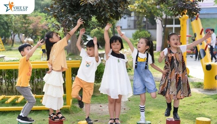 Vì sao cha mẹ cần dạy con kỹ năng hòa đồng cùng bạn mới?