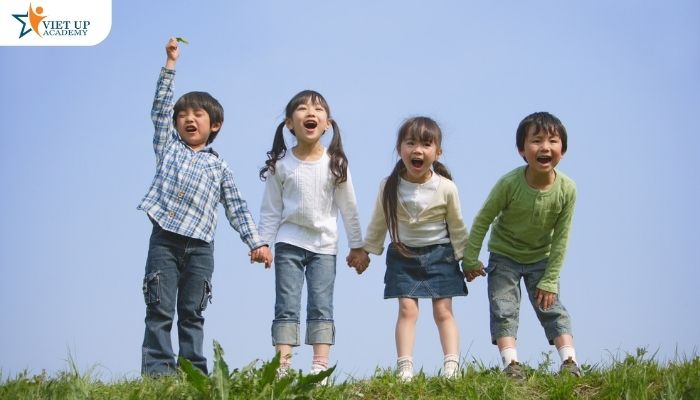 Giải thích cho con hiểu rằng mỗi bạn đều có suy nghĩ, sở thích riêng và cần được tôn trọng.