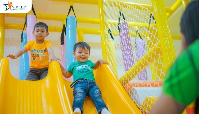 Khuyến khích con tham gia các hoạt động tập thể, lớp kỹ năng sống.