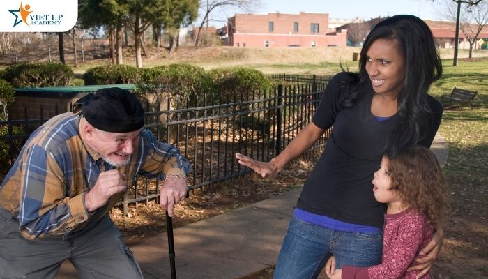 Trẻ cần có khả năng tự cung cấp thông tin để được hỗ trợ nếu lạc đường