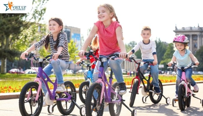 Việc đội mũ bảo hiểm nên trở thành thói quen bắt buộc mỗi khi trẻ ra đường, dù chỉ đi quãng ngắn.