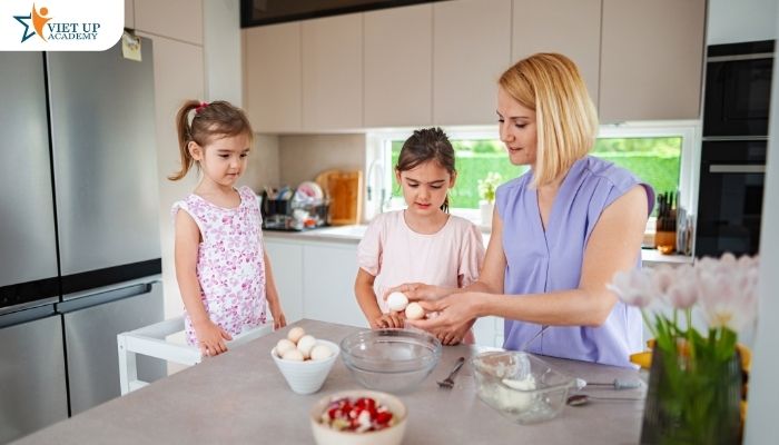 Giữ an toàn cho trẻ khi phụ giúp ba mẹ nấu ăn