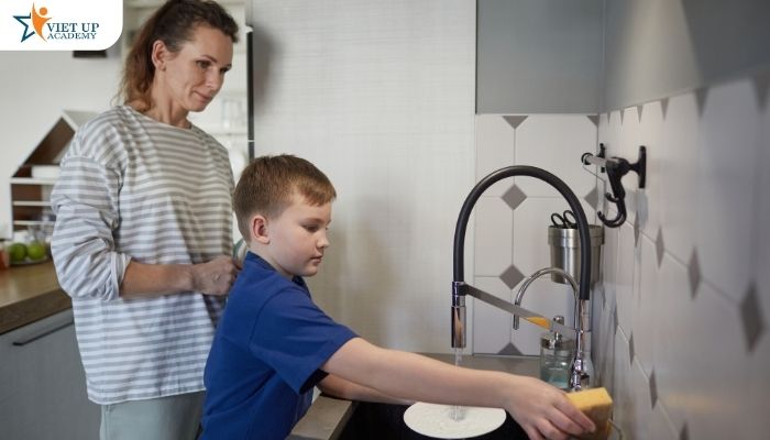 Lợi ích của việc cho trẻ phụ giúp ba mẹ nấu ăn đúng cách