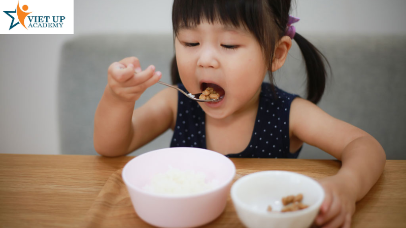 Con tự giác ăn uống