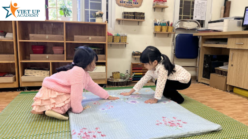 Dạy con cách gấp chăn đơn giản