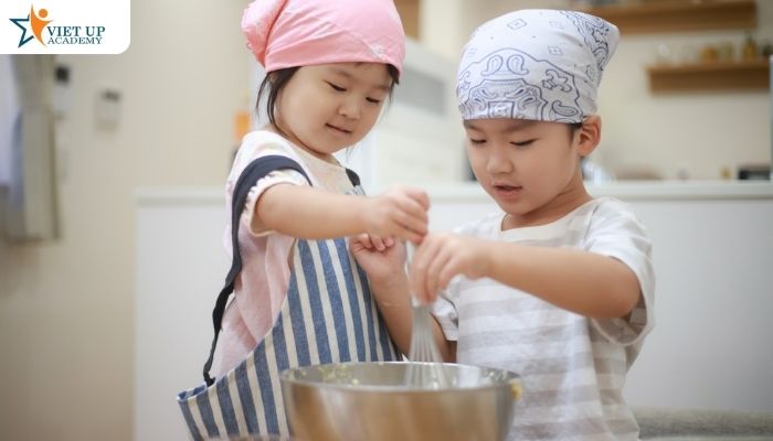 Hình thành thói quen ăn uống lành mạnh ngay từ những năm đầu đời.