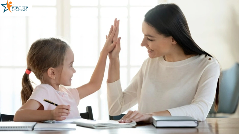 Khen con đúng cách, đúng lúc