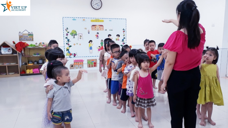 Dạy con cách trật tự xếp hàng và kiên nhẫn đợi đến lượt