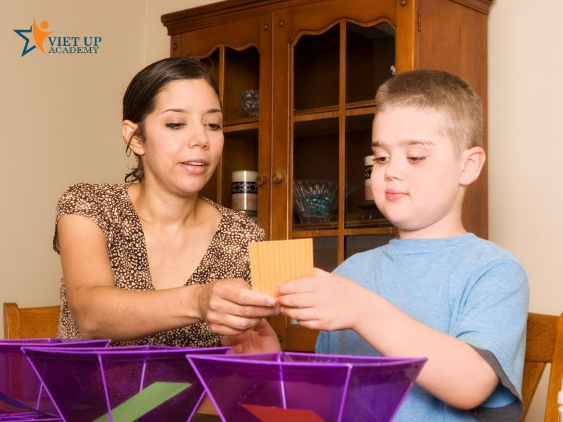 Khi trẻ có sự chú ý hoặc tham gia, ba mẹ nên ghi nhận ngay để tạo động lực.