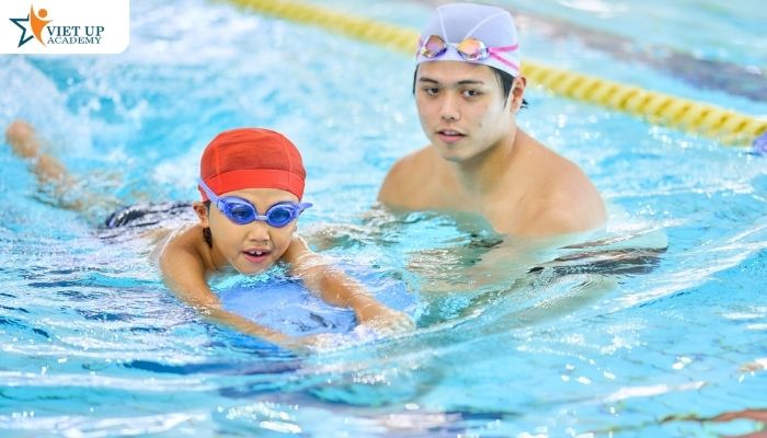 Chọn hồ bơi có người cứu hộ hoặc giáo viên hướng dẫn