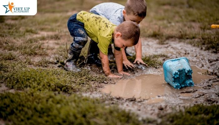 Một môi trường giáo dục an toàn, khuyến khích thử nghiệm và không phán xét sẽ giúp trẻ mạnh dạn hơn
