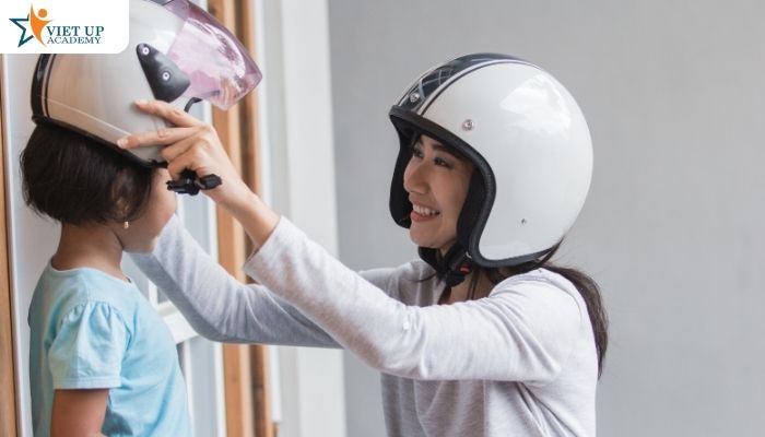 Lợi ích đội mũ bảo hiểm trong giáo dục gia đình và nhà trường