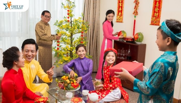 Phong tục chúc Tết thể hiện đạo lý “uống nước nhớ nguồn” của dân tộc Việt Nam.