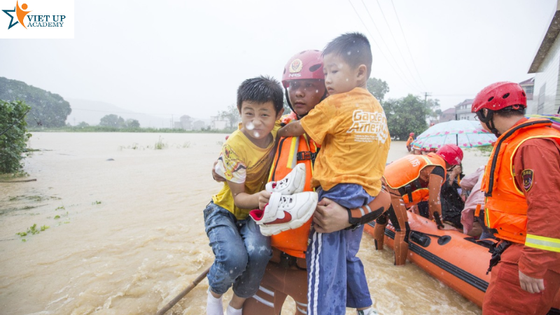 Đi đến nơi sơ tán an toàn cùng người lớn