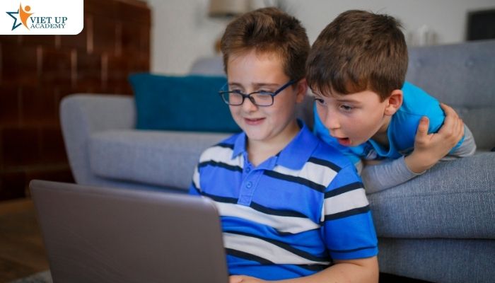 Vì sao ba mẹ cần quan tâm đến Cách dạy con sử dụng internet an toàn?