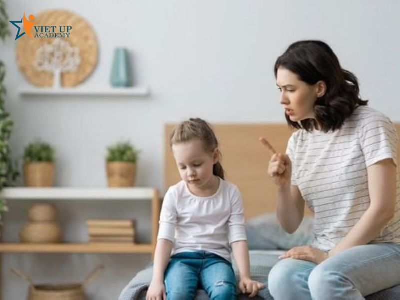 Ba mẹ nên nhẹ nhàng dạy để con không cảm thấy sợ