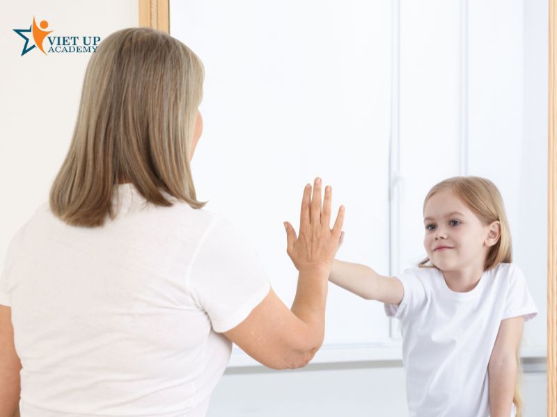 Ba mẹ có thể hướng dẫn trẻ kết hợp lời chào với cử chỉ bắt tay nhẹ nhàng