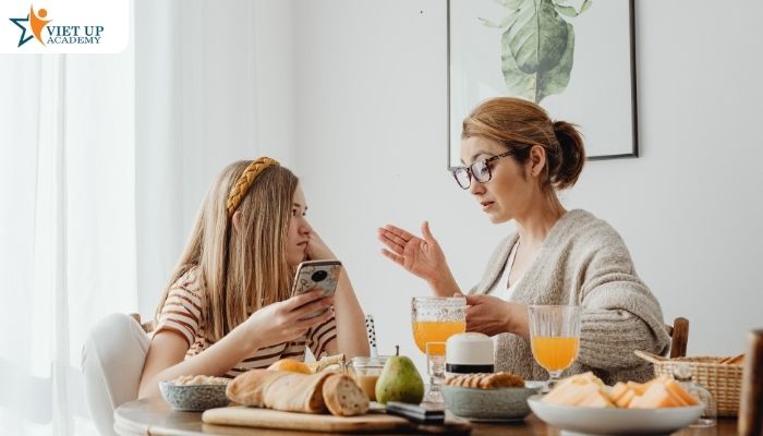 Trước khi phản hồi, trẻ cần học cách lắng nghe trọn vẹn câu chuyện của người khác